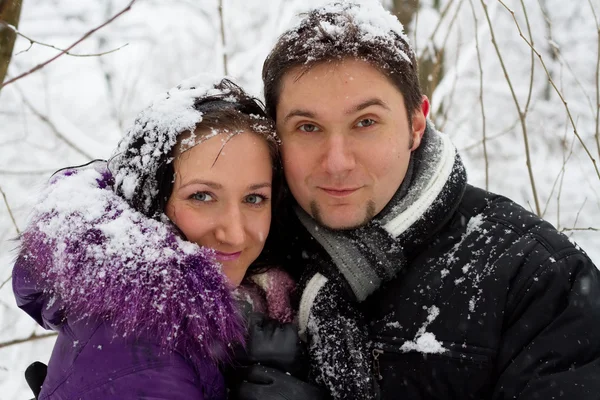 Young sweet couple in winter park — Stock Photo, Image