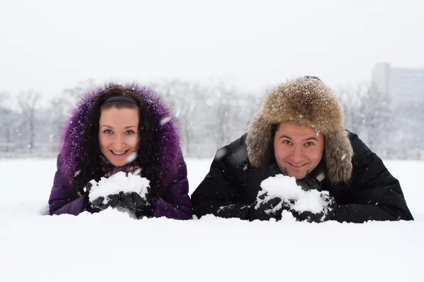Jonge vrolijke paar in winter park — Stockfoto