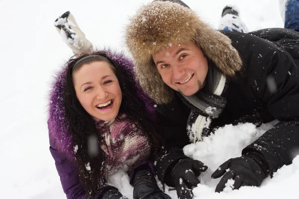 Jeune couple joyeux dans le parc d'hiver — Photo