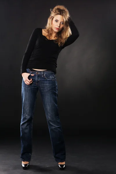 Красивая модель в джинсах — стоковое фото