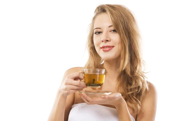 Jeune belle femme avec une tasse de thé — Photo