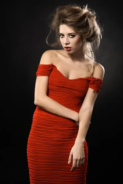Kırmızı bir elbise içinde muhteşem bir kadın — Stok fotoğraf