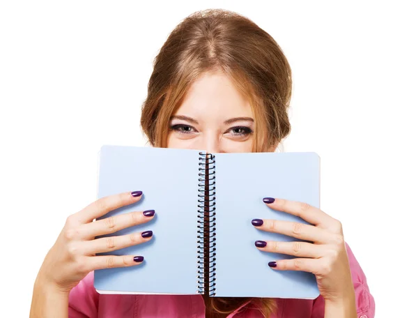 Härlig tjej som gömmer sig bakom notebook — Stockfoto