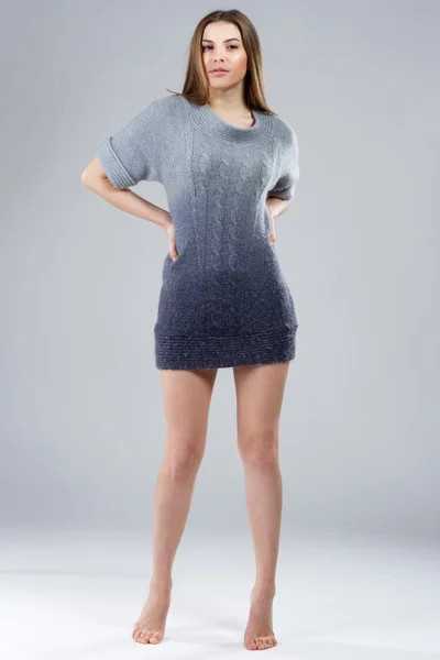 Элегантная модель в шерстяном свитере — стоковое фото