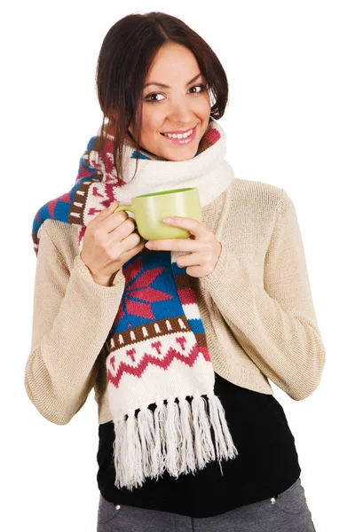 Молода красива жінка з чашкою чаю — стокове фото