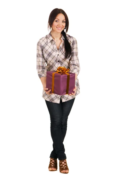 Mooie jonge vrouw met een geschenkdoos — Stockfoto
