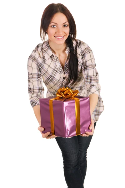 Mooie jonge vrouw met een geschenkdoos — Stockfoto