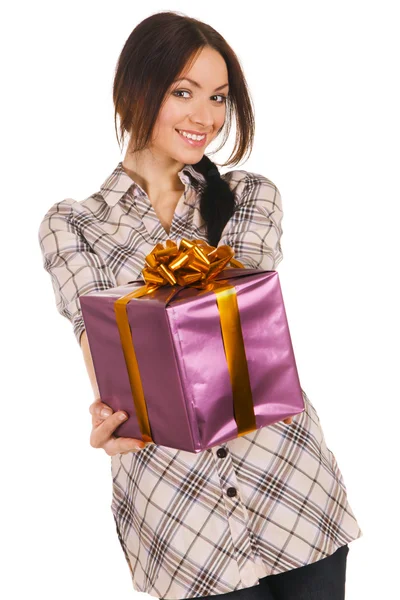 Hermosa mujer joven con una caja de regalo — Foto de Stock