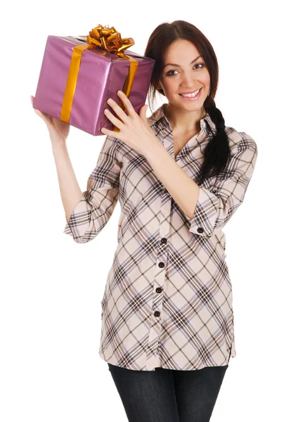 Όμορφη νεαρή γυναίκα με κουτί δώρου — Φωτογραφία Αρχείου