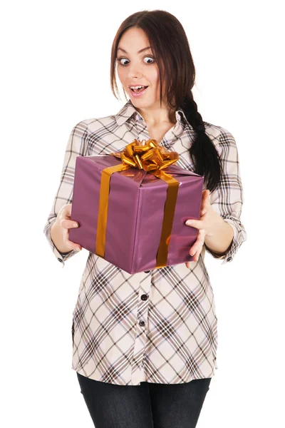 Belle jeune femme avec une boîte cadeau — Photo