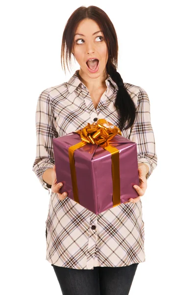 Hermosa chica sosteniendo una caja de regalo — Foto de Stock