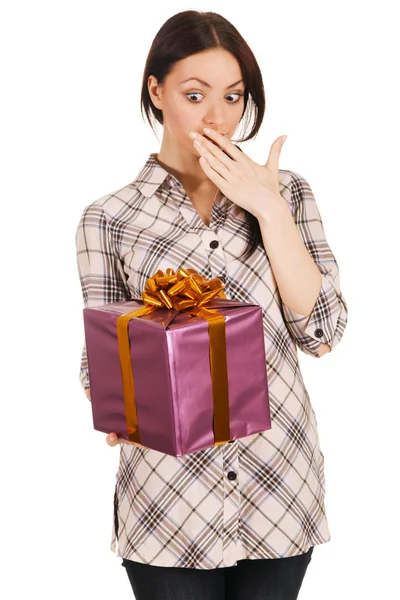 선물 상자를 들고 있는 아름다운 소녀 — 스톡 사진