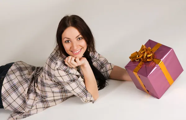 선물 상자를 들고 있는 아름다운 소녀 — 스톡 사진