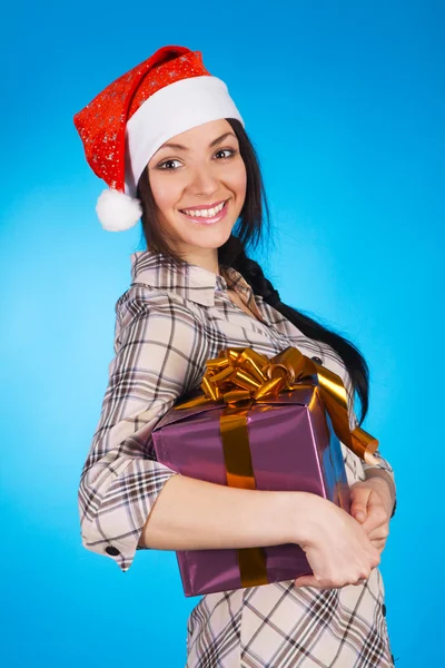 Різдвяна дівчина з подарунковою коробкою — стокове фото