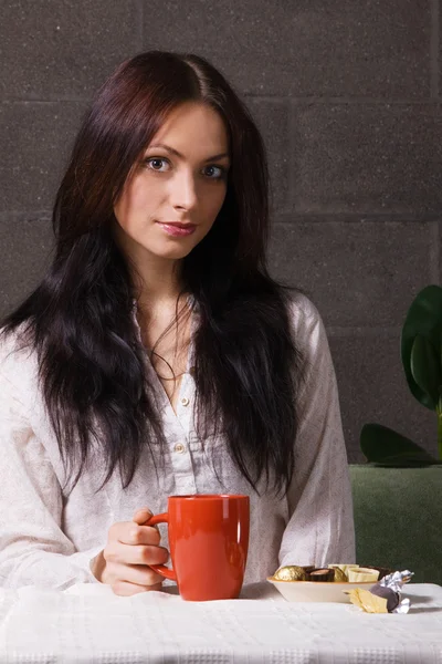 Schöne Dame trinkt Tee — Stockfoto