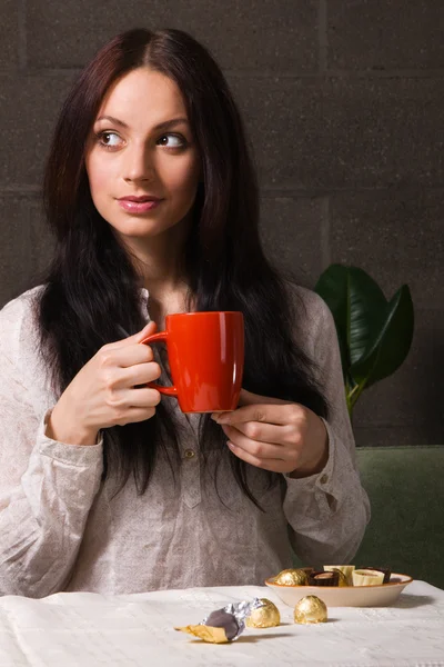 Linda senhora bebendo chá — Fotografia de Stock
