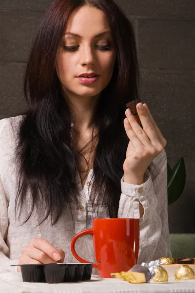 Bella signora che beve tè — Foto Stock