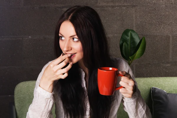 Krásná dáma pití čaje — Stock fotografie