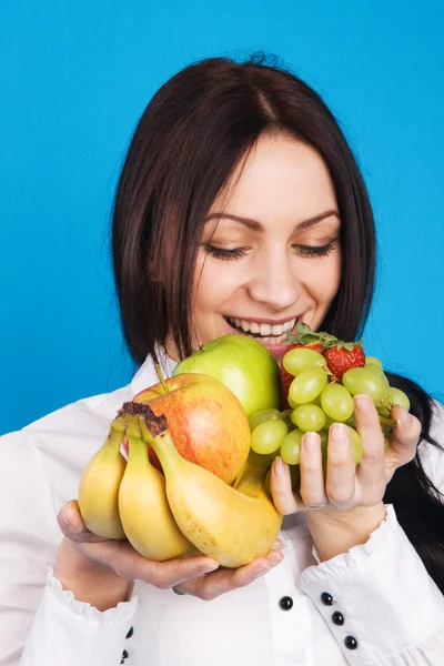 Hermosa joven con un montón de frutas —  Fotos de Stock
