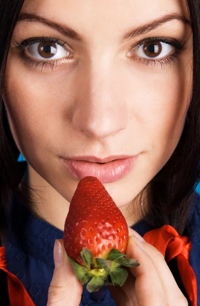 Vacker dam som håller en jordgubbe — Stockfoto