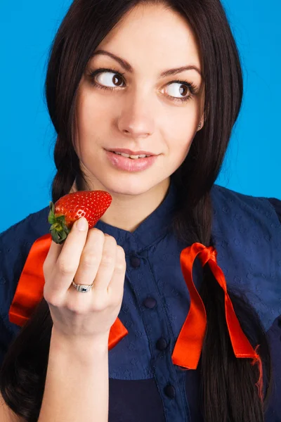 Krásná dáma drží jahody — Stock fotografie
