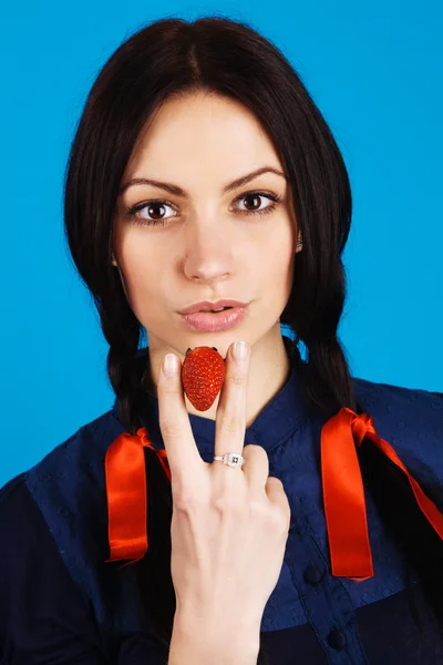 Mladá krásná žena "kouření" jahody — Stock fotografie