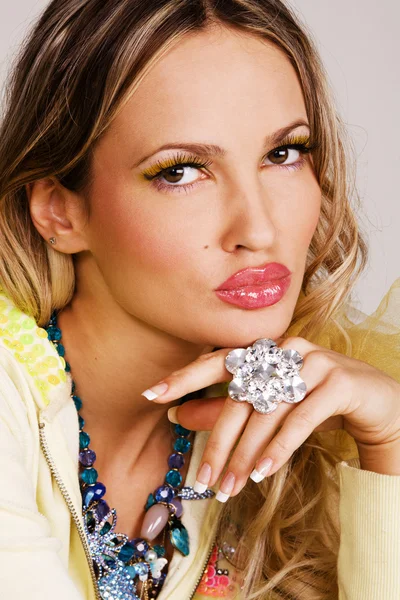Mulher encantadora com jóias de luxo — Fotografia de Stock
