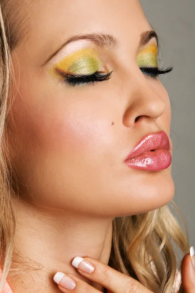 Fashionable young woman with vibrant makeup — Stock Photo, Image