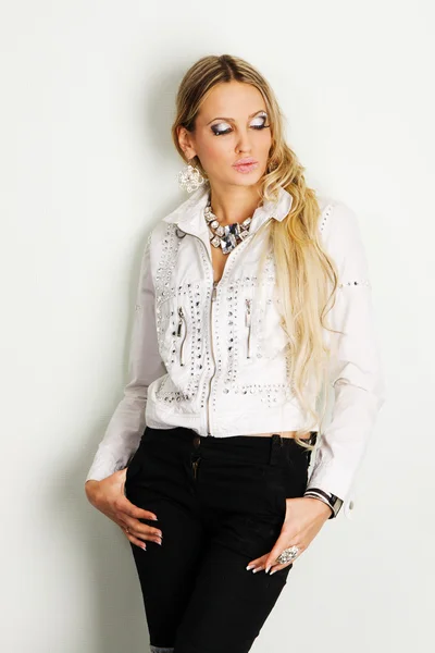 Beautfiul fiatal nő a luxus ruházat és kiegészítők — Stock Fotó