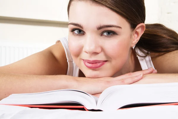 Young beautiful woman relaxing with a book — Stock Photo, Image