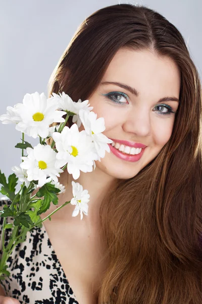 Όμορφη νεαρή γυναίκα με λουλούδια — Φωτογραφία Αρχείου
