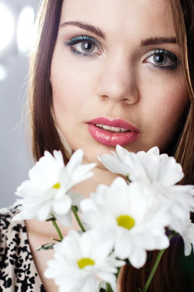 鲜花花束的美丽女人 — 图库照片