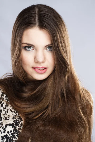 Csábító fiatal hölgy gyönyörű hosszú hair — Stock Fotó