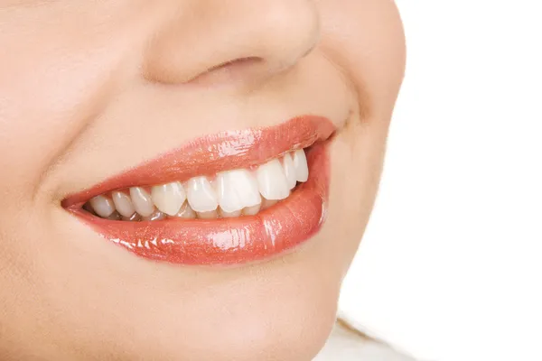 Weiße Zähne und fröhliches Lächeln — Stockfoto