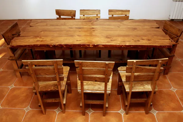 手工制作的大型厨房的桌子 — 图库照片