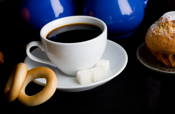 Кофе с выпечкой на черном фоне — стоковое фото