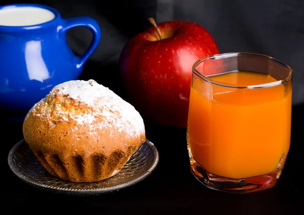 Muffin and orange juice — Stock Photo, Image