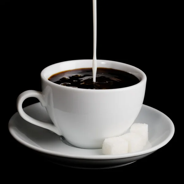Šálek kávy na bílém pozadí — Stock fotografie