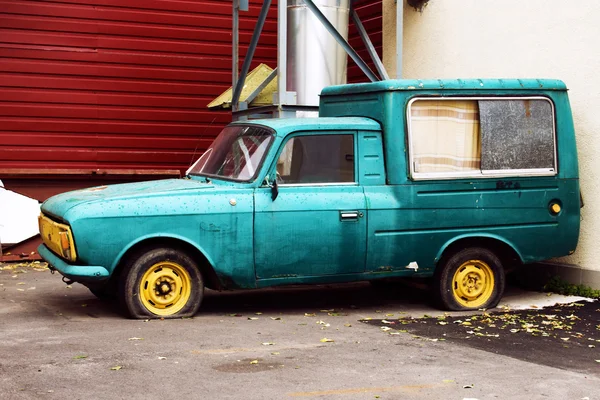 Stare zużyte niebieski samochód — Zdjęcie stockowe