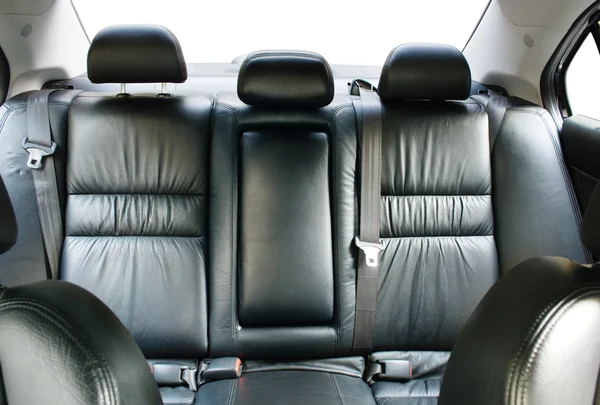 Задние пассажирские сиденья в машине — стоковое фото