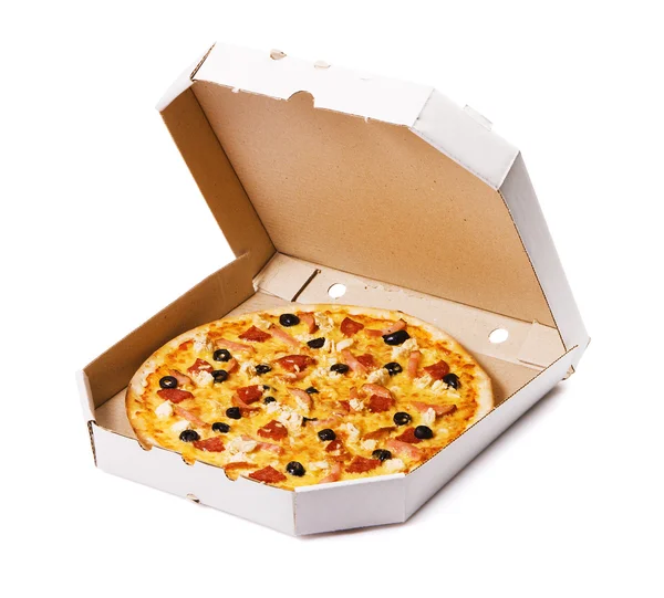 Pizza em uma caixa de papelão — Fotografia de Stock