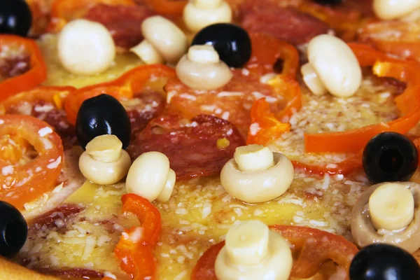 Pizza se salámem, olivami a žampiony — Stock fotografie