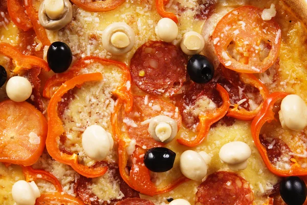 Пицца с паприкой, оливками и шампанским — стоковое фото
