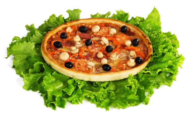 Пицца на листьях салата — стоковое фото