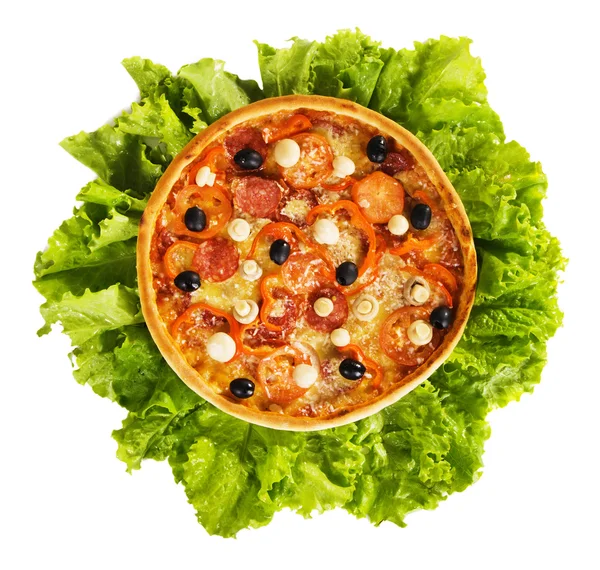 Pizza sobre hojas de lechuga — Foto de Stock