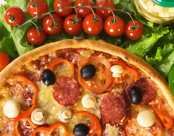 Pizza mit Gemüse und Kirschtomaten — Stockfoto