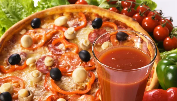 Pizza with vegetables and glass of tomato juice — Stock Photo, Image
