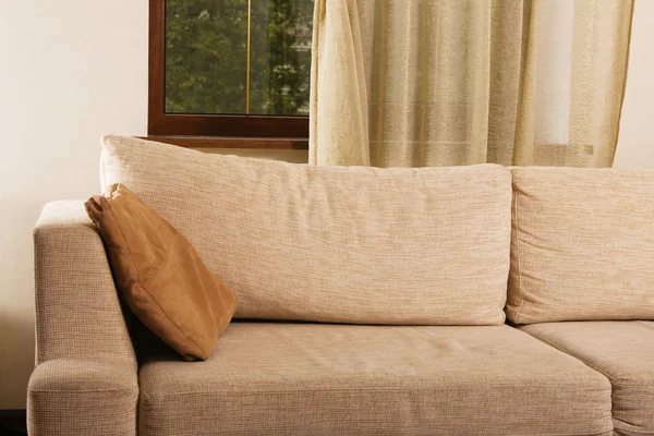 Бежевий зручний диван в домашньому інтер'єрі — стокове фото