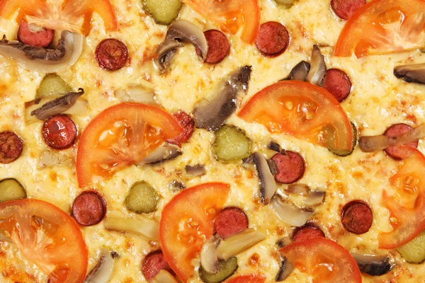 Pizza s rajčaty a feferonkami — Stock fotografie