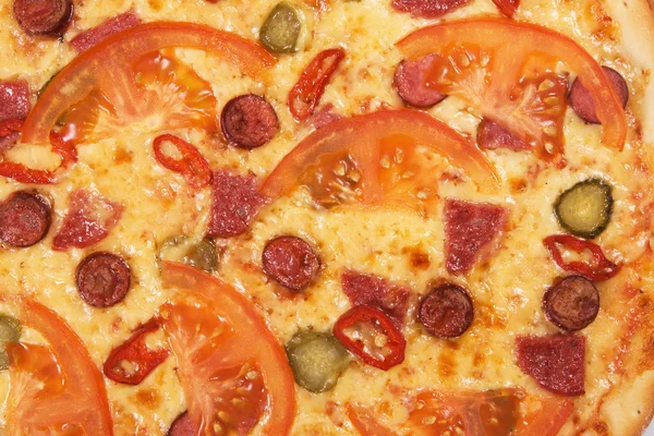 Пицца с помидорами и пепперони — стоковое фото